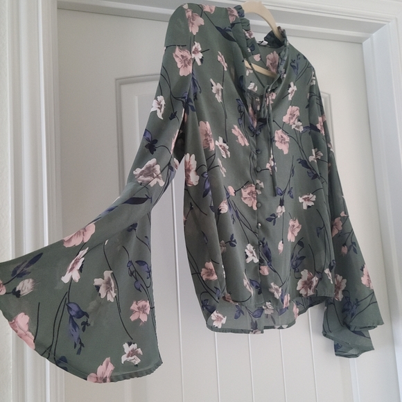 Floral button down shirt spring blouse bell sleeve top 70s inspired top greentop - Picture 2 of 5